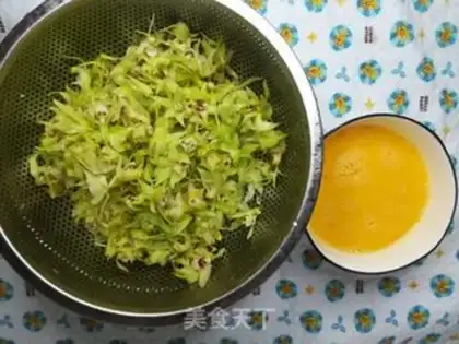 Make Scrambled eggs step 1