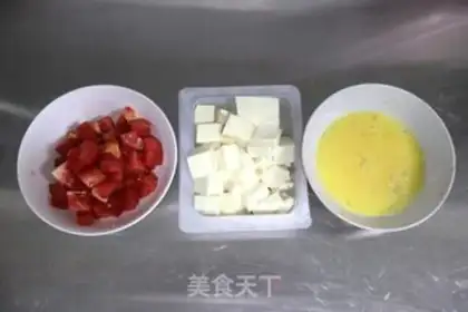 Make Soup egg and tomato tofu step 1
