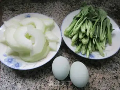 Make Chicken-crunch pickle and egg omelet soup step 0