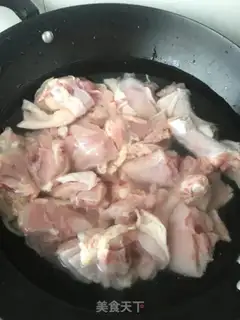 Make Sour bean horned chicken leg step 2