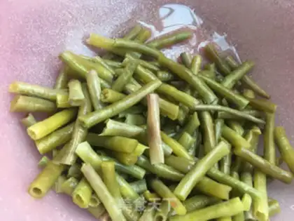 Make Sour bean horned chicken leg step 5