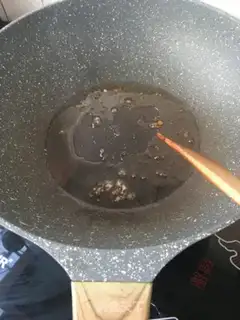 Make Sour bean horned chicken leg step 7