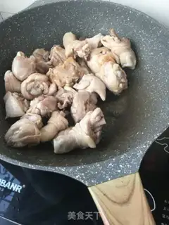 Make Sour bean horned chicken leg step 8