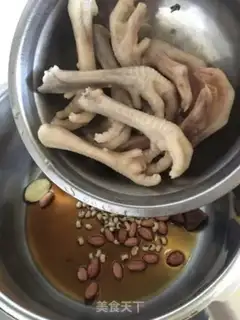 Make Chicken claw peanut soup step 4