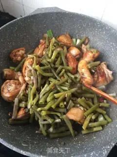 Make Sour bean horned chicken leg step 14