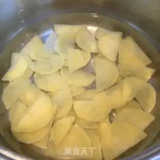 Make Five flowers for onion chips step 3