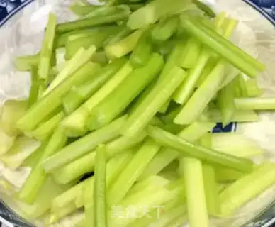 Make Celery with peanuts step 0