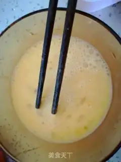Make Garlic fried eggs step 1