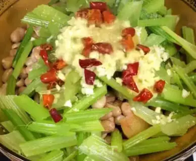 Make Celery with peanuts step 5