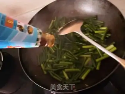 Make Garlic fried eggs step 4