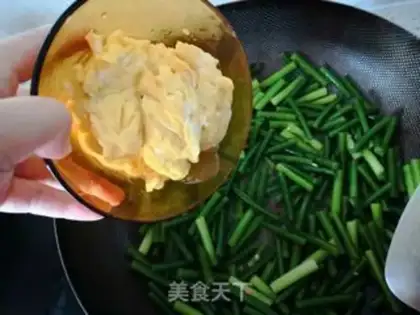 Make Garlic fried eggs step 5