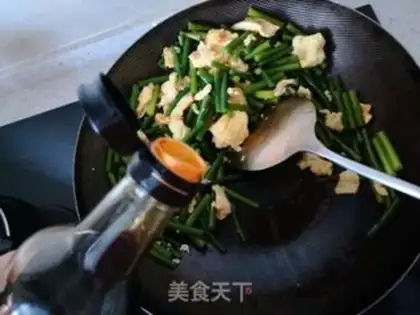 Make Garlic fried eggs step 6