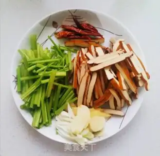 Make Celery fried dry step 1