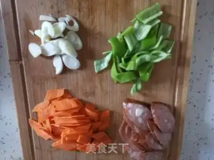 Make Harbin red intestinal fried eggs step 1