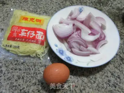 Make Eggs and onions step 0