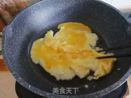 Make Harbin red intestinal fried eggs step 3