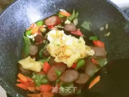 Make Harbin red intestinal fried eggs step 7