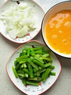 Make Onion fried eggs step 2