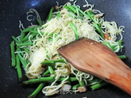 Make Carnival tossing car noodles step 5