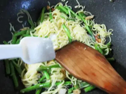 Make Carnival tossing car noodles step 7