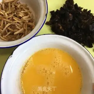 Make Scrambled eggs step 1