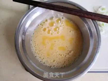 Make Tomato fried eggs step 1