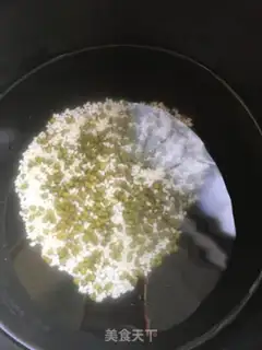 Make Green bean rice congee step 4