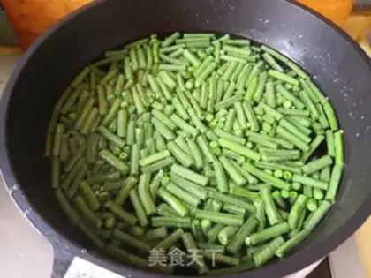 Make Garlic beans step 0
