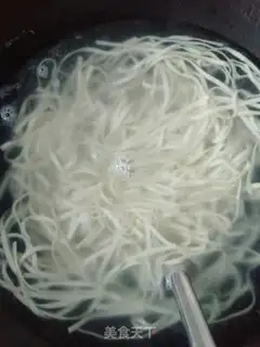 Make Scrambling sauce. Noodles step 4