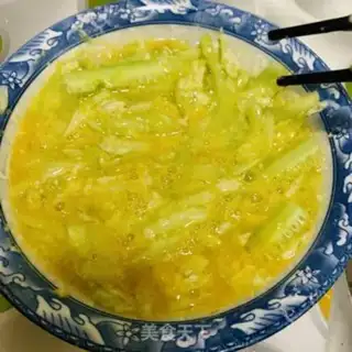 Make cucumber fried eggs step 1
