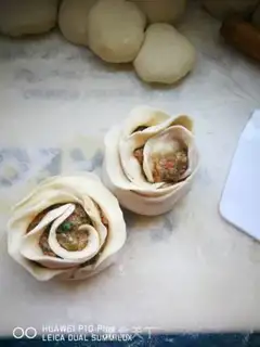 Make Beef rose buns step 19
