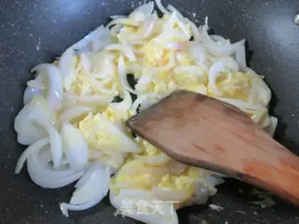 Make Onion-egg burrito step 4
