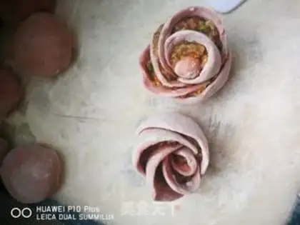Make Beef rose buns step 26