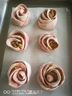 Make Beef rose buns step 27