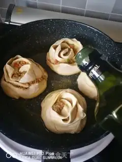Make Beef rose buns step 28