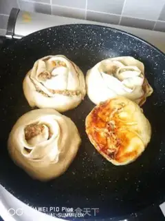 Make Beef rose buns step 29