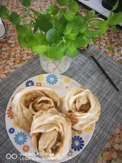 Make Beef rose buns step 32