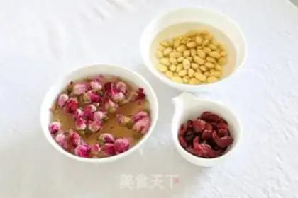 Make Rose cranberry roll step 0