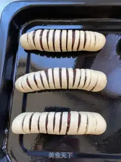 Make caterpillar bean bread step 11