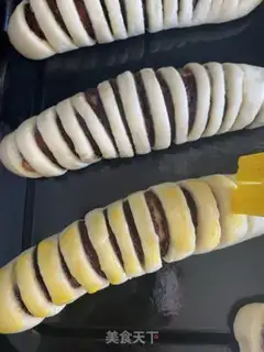 Make caterpillar bean bread step 12