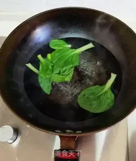 Make Tomato egg pea noodles step 1