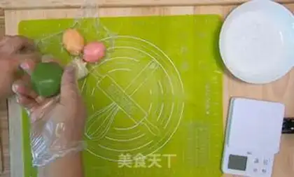 Make Colored ice lunar pie step 10