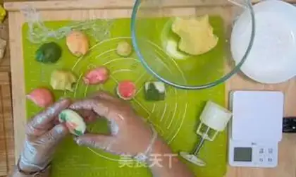 Make Colored ice lunar pie step 13