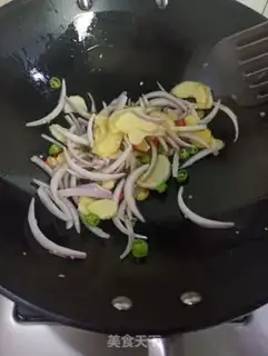 Make Onion ginger sprout beef step 5
