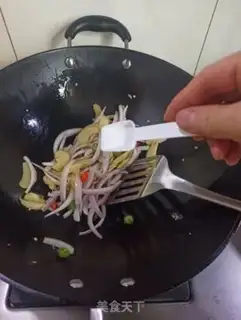 Make Onion ginger sprout beef step 6