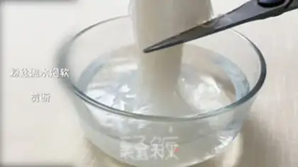 Make Scrambled eggs step 1