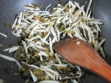 Make A pickle with white-snake rolls step 3