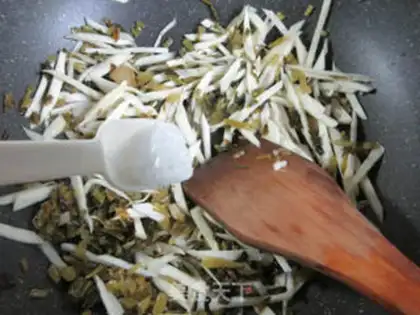 Make A pickle with white-snake rolls step 4