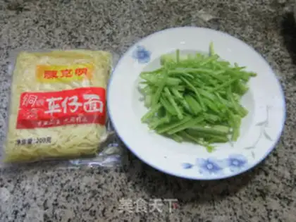 Make Celery mixed car noodles step 0