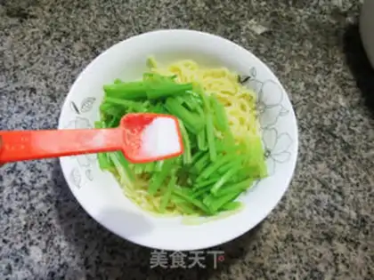 Make Celery mixed car noodles step 3